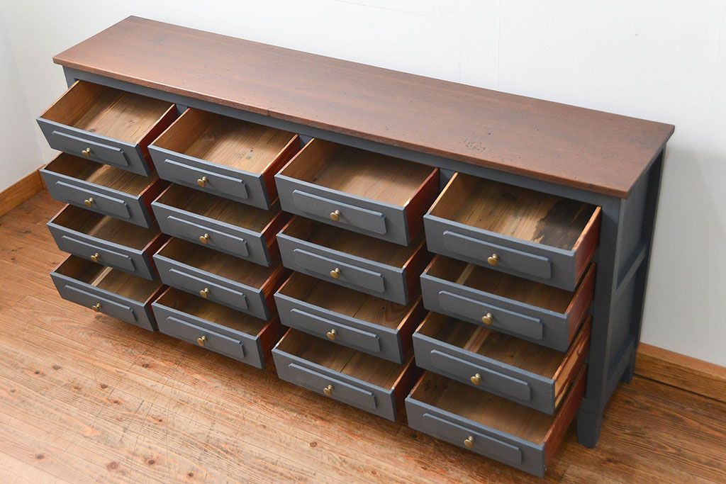 アンティーク家具　アンティークペイント 16杯引き出しの脚付きチェスト(小物整理、ドロワー)