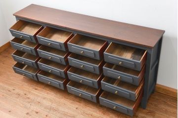 アンティーク家具　アンティークペイント 16杯引き出しの脚付きチェスト(小物整理、ドロワー)