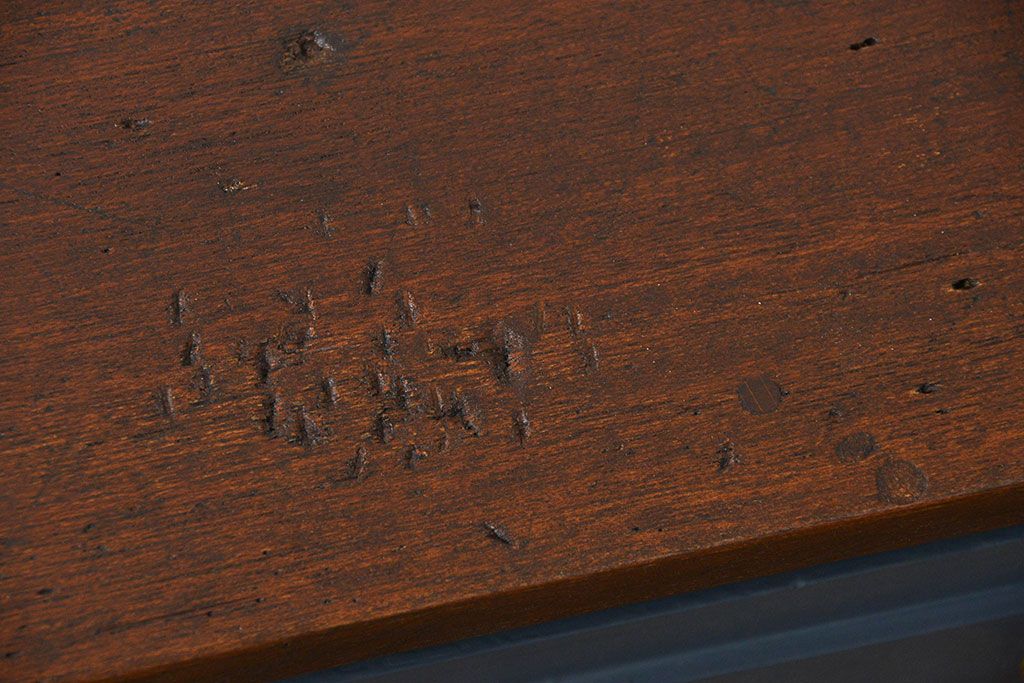 アンティーク家具　アンティークペイント 16杯引き出しの脚付きチェスト(小物整理、ドロワー)