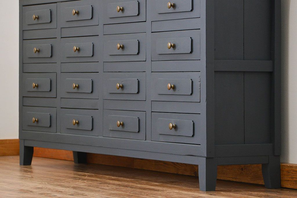 アンティーク家具　アンティークペイント 16杯引き出しの脚付きチェスト(小物整理、ドロワー)