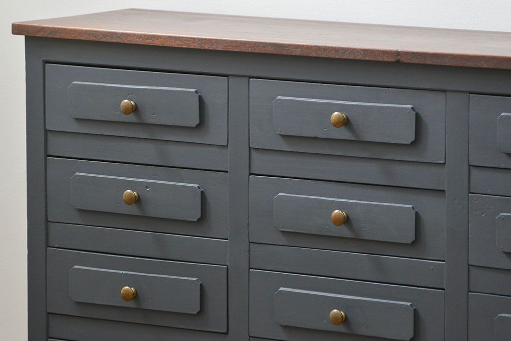 アンティーク家具　アンティークペイント 16杯引き出しの脚付きチェスト(小物整理、ドロワー)