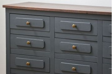 アンティーク家具　アンティークペイント 16杯引き出しの脚付きチェスト(小物整理、ドロワー)