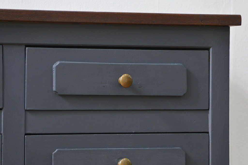 アンティーク家具　アンティークペイント 16杯引き出しの脚付きチェスト(小物整理、ドロワー)