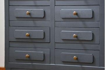 アンティーク家具　アンティークペイント 16杯引き出しの脚付きチェスト(小物整理、ドロワー)