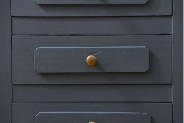 アンティーク家具　アンティークペイント 16杯引き出しの脚付きチェスト(小物整理、ドロワー)