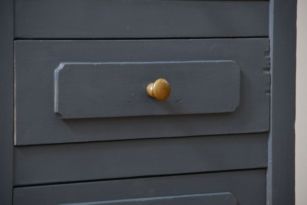 アンティーク家具　アンティークペイント 16杯引き出しの脚付きチェスト(小物整理、ドロワー)