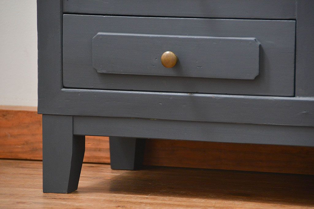 アンティーク家具　アンティークペイント 16杯引き出しの脚付きチェスト(小物整理、ドロワー)