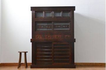 アンティーク家具　アンティーク 結霜ガラス入り!モダンな四尺水屋箪笥(食器棚、茶箪笥)