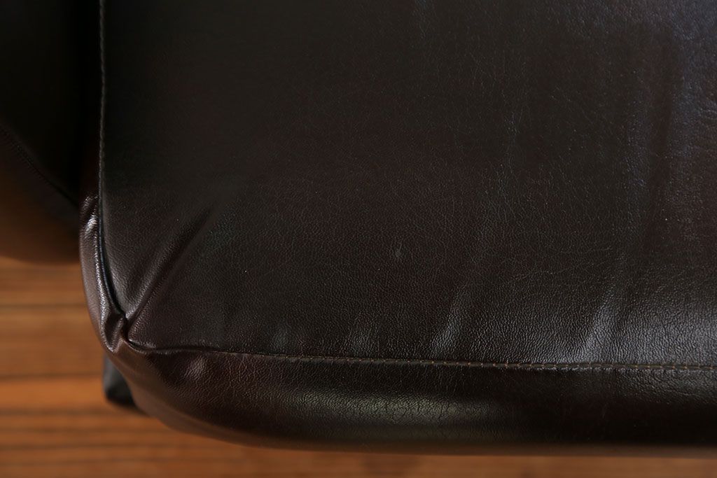 レトロ家具　昭和レトロ 1970年代 合皮製の1人掛けソファ(シングルソファ)(1)