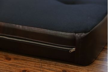 レトロ家具　昭和レトロ 1970年代 合皮製の1人掛けソファ(シングルソファ)(1)