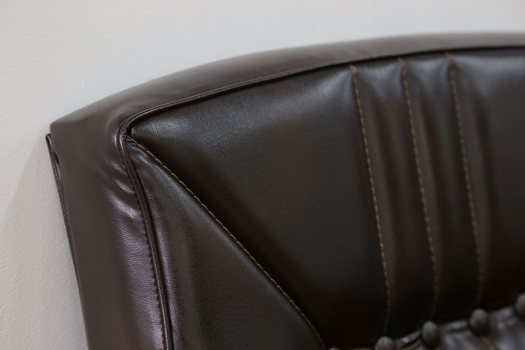 レトロ家具　昭和レトロ 1970年代 合皮製の1人掛けソファ(シングルソファ)(2)