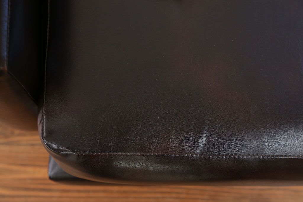 レトロ家具　昭和レトロ 1970年代 合皮製の1人掛けソファ(シングルソファ)(2)