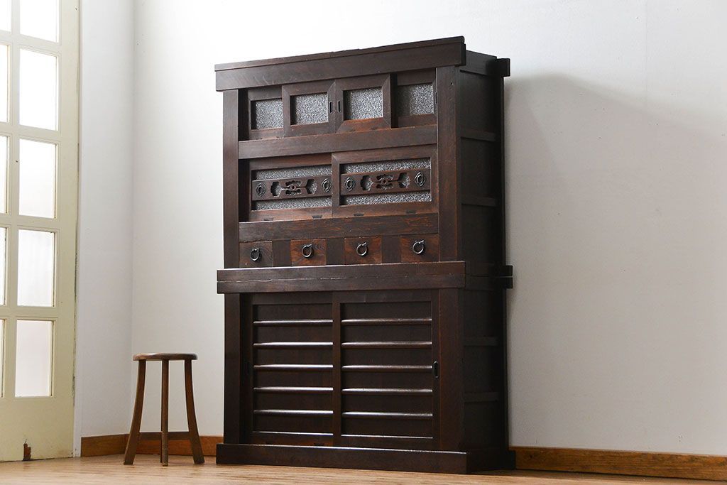 アンティーク家具　古民具・骨董 ダイヤガラス入りの使い込まれた四尺水屋箪笥(食器棚、和風キャビネット)