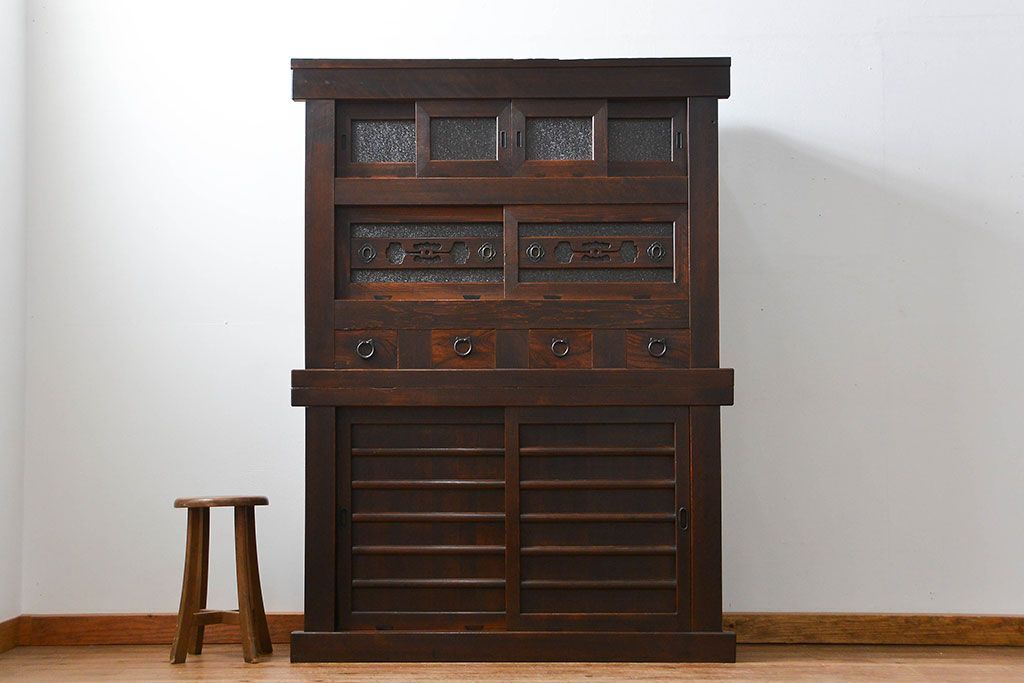 アンティーク家具　古民具・骨董 ダイヤガラス入りの使い込まれた四尺水屋箪笥(食器棚、和風キャビネット)