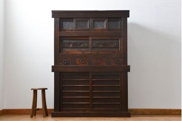 アンティーク家具　古民具・骨董 ダイヤガラス入りの使い込まれた四尺水屋箪笥(食器棚、和風キャビネット)