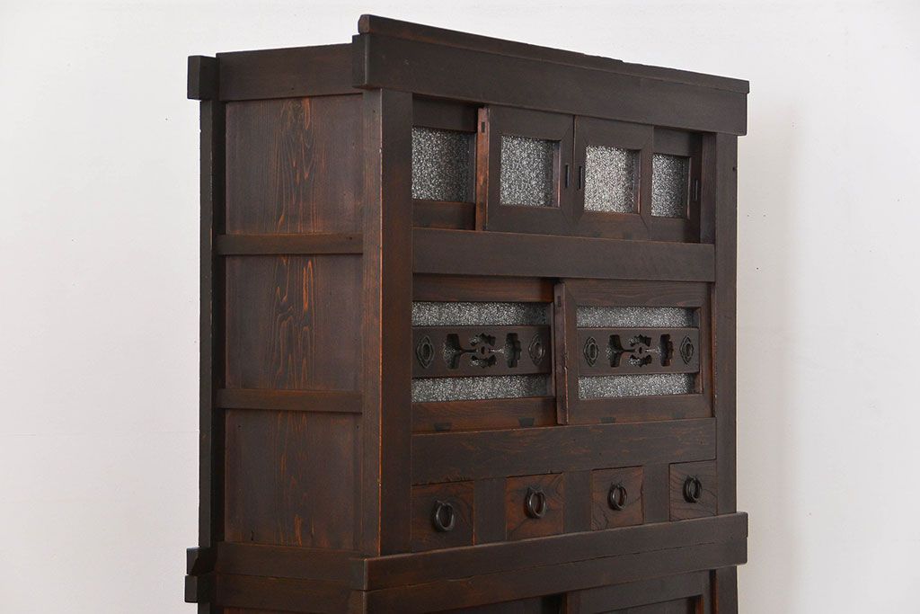 アンティーク家具　古民具・骨董 ダイヤガラス入りの使い込まれた四尺水屋箪笥(食器棚、和風キャビネット)