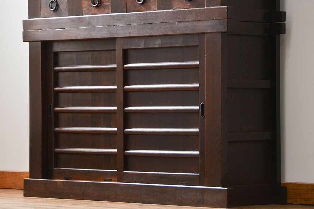 アンティーク家具　古民具・骨董 ダイヤガラス入りの使い込まれた四尺水屋箪笥(食器棚、和風キャビネット)