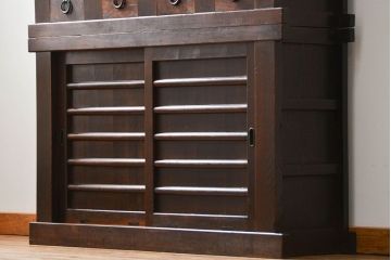 アンティーク家具　古民具・骨董 ダイヤガラス入りの使い込まれた四尺水屋箪笥(食器棚、和風キャビネット)