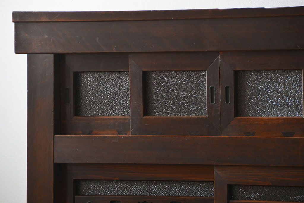 アンティーク家具　古民具・骨董 ダイヤガラス入りの使い込まれた四尺水屋箪笥(食器棚、和風キャビネット)