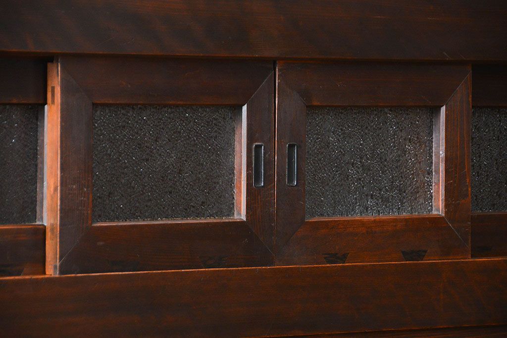 アンティーク家具　古民具・骨董 ダイヤガラス入りの使い込まれた四尺水屋箪笥(食器棚、和風キャビネット)