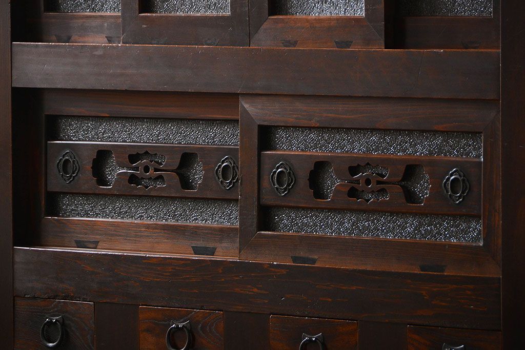 アンティーク家具　古民具・骨董 ダイヤガラス入りの使い込まれた四尺水屋箪笥(食器棚、和風キャビネット)