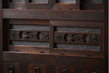 アンティーク家具　古民具・骨董 ダイヤガラス入りの使い込まれた四尺水屋箪笥(食器棚、和風キャビネット)