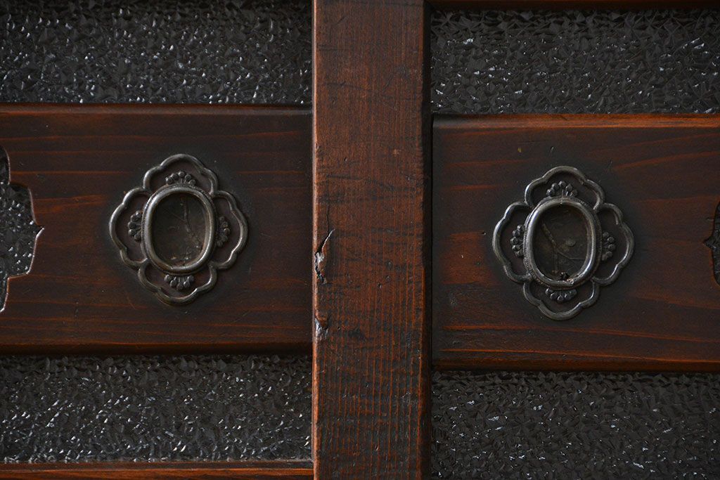 アンティーク家具　古民具・骨董 ダイヤガラス入りの使い込まれた四尺水屋箪笥(食器棚、和風キャビネット)