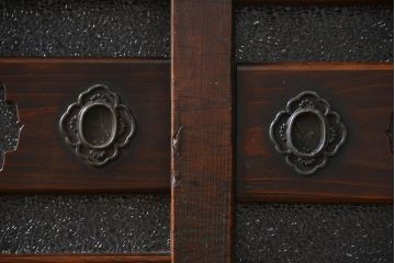 アンティーク家具　古民具・骨董 ダイヤガラス入りの使い込まれた四尺水屋箪笥(食器棚、和風キャビネット)