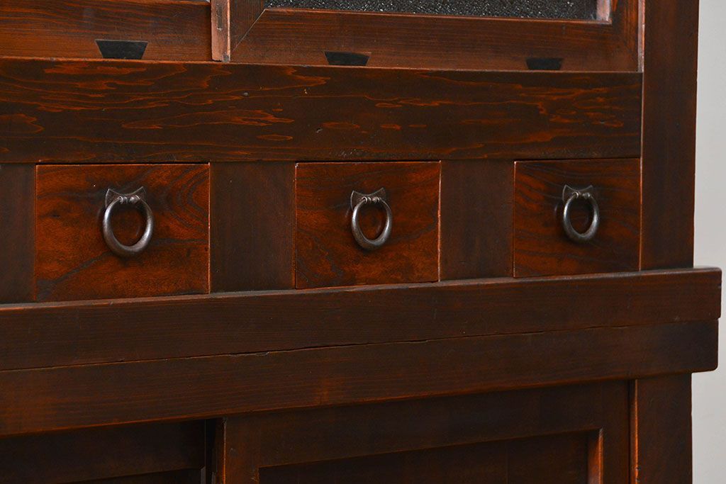 アンティーク家具　古民具・骨董 ダイヤガラス入りの使い込まれた四尺水屋箪笥(食器棚、和風キャビネット)