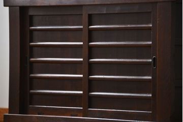 アンティーク家具　古民具・骨董 ダイヤガラス入りの使い込まれた四尺水屋箪笥(食器棚、和風キャビネット)