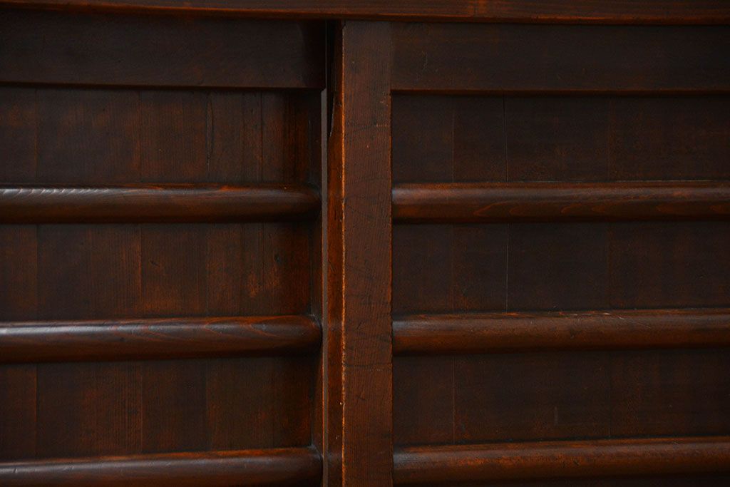 アンティーク家具　古民具・骨董 ダイヤガラス入りの使い込まれた四尺水屋箪笥(食器棚、和風キャビネット)