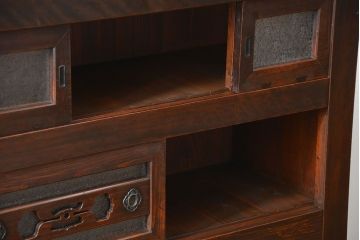 アンティーク家具　古民具・骨董 ダイヤガラス入りの使い込まれた四尺水屋箪笥(食器棚、和風キャビネット)