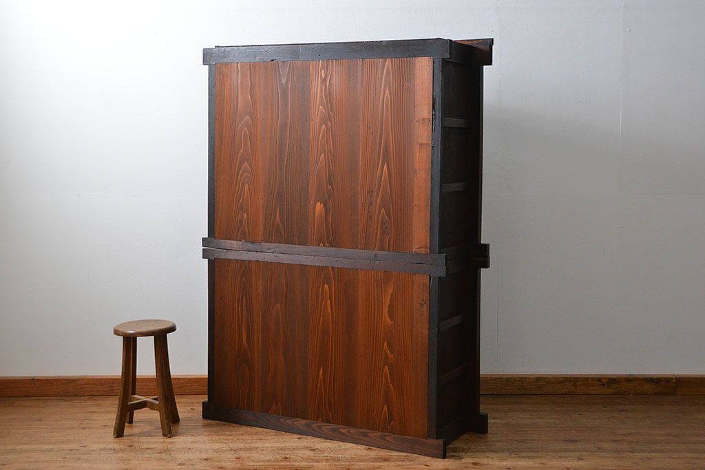 アンティーク家具　古民具・骨董 ダイヤガラス入りの使い込まれた四尺水屋箪笥(食器棚、和風キャビネット)