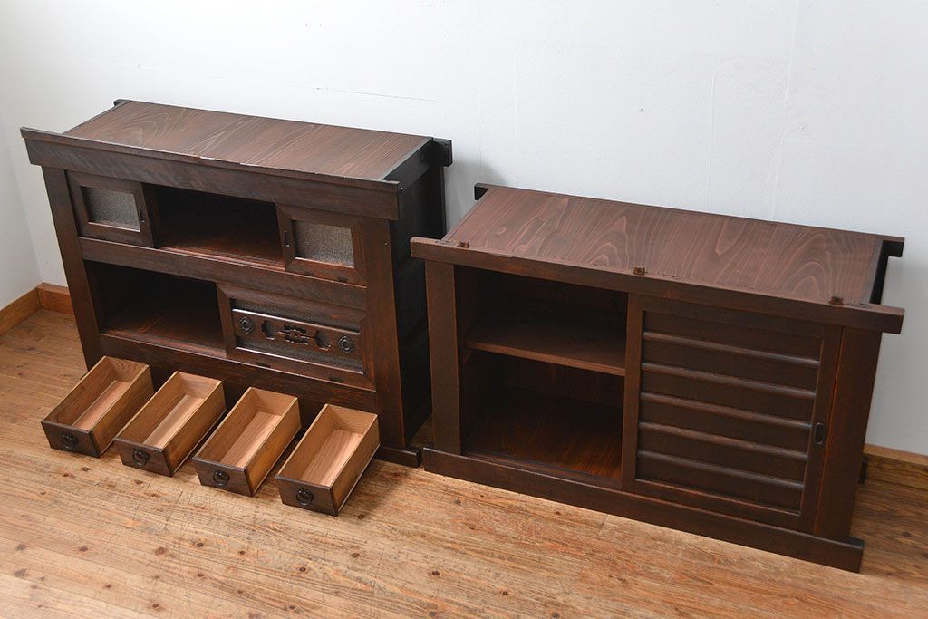 アンティーク家具　古民具・骨董 ダイヤガラス入りの使い込まれた四尺水屋箪笥(食器棚、和風キャビネット)