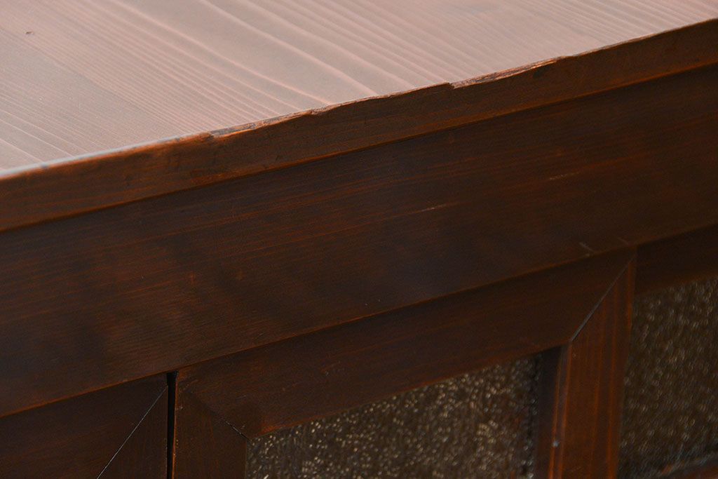 アンティーク家具　古民具・骨董 ダイヤガラス入りの使い込まれた四尺水屋箪笥(食器棚、和風キャビネット)