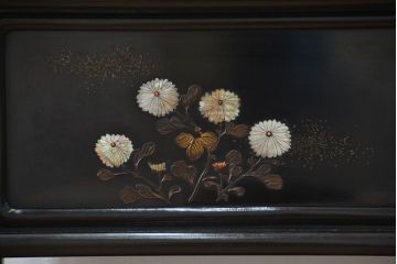アンティーク家具　古民具・骨董 唐木製の蒔絵と螺鈿細工の飾り棚(茶棚)