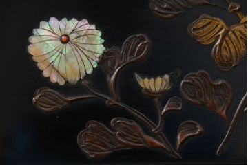 アンティーク家具　古民具・骨董 唐木製の蒔絵と螺鈿細工の飾り棚(茶棚)