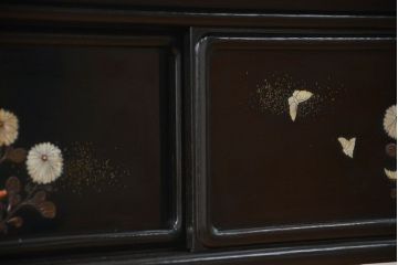 アンティーク家具　古民具・骨董 唐木製の蒔絵と螺鈿細工の飾り棚(茶棚)