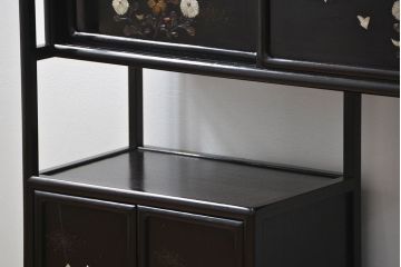 アンティーク家具　古民具・骨董 唐木製の蒔絵と螺鈿細工の飾り棚(茶棚)
