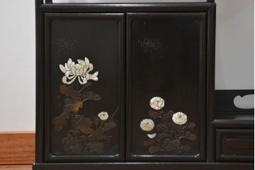 アンティーク家具　古民具・骨董 唐木製の蒔絵と螺鈿細工の飾り棚(茶棚)