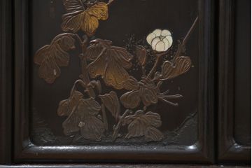 アンティーク家具　古民具・骨董 唐木製の蒔絵と螺鈿細工の飾り棚(茶棚)