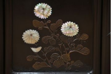 アンティーク家具　古民具・骨董 唐木製の蒔絵と螺鈿細工の飾り棚(茶棚)