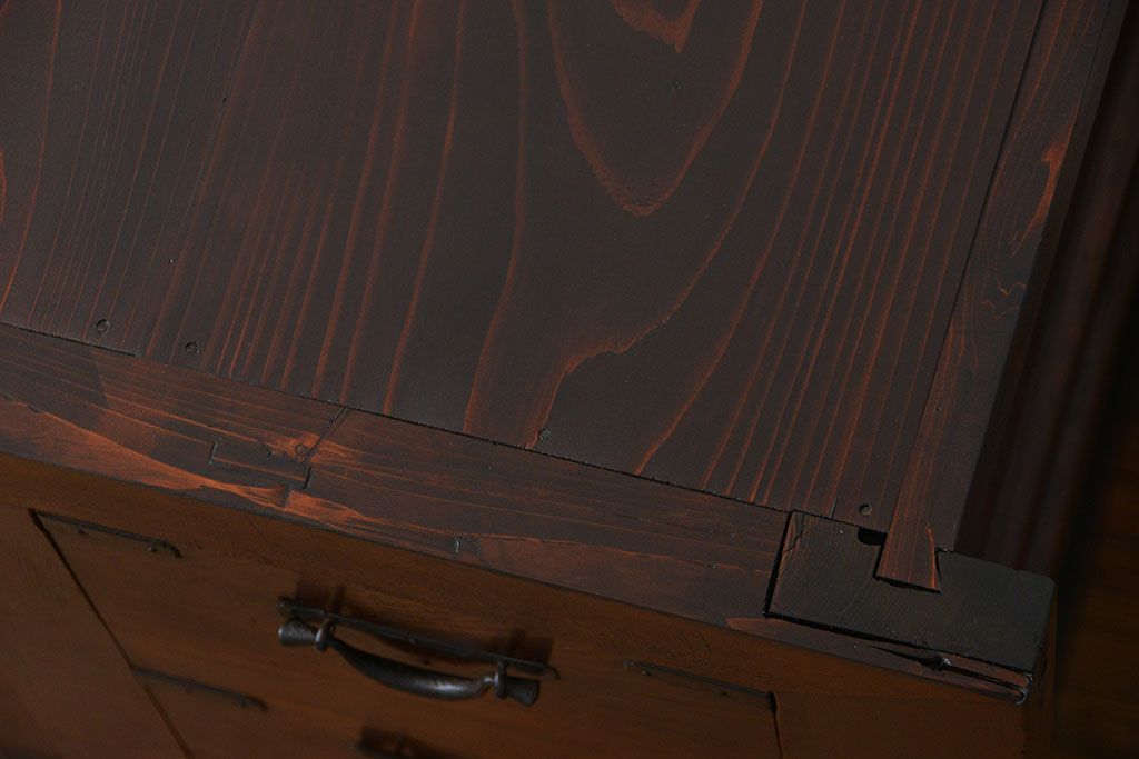 アンティーク家具　アンティーク 昇り引き出し付きの収納箪笥サイドボード(水屋箪笥)