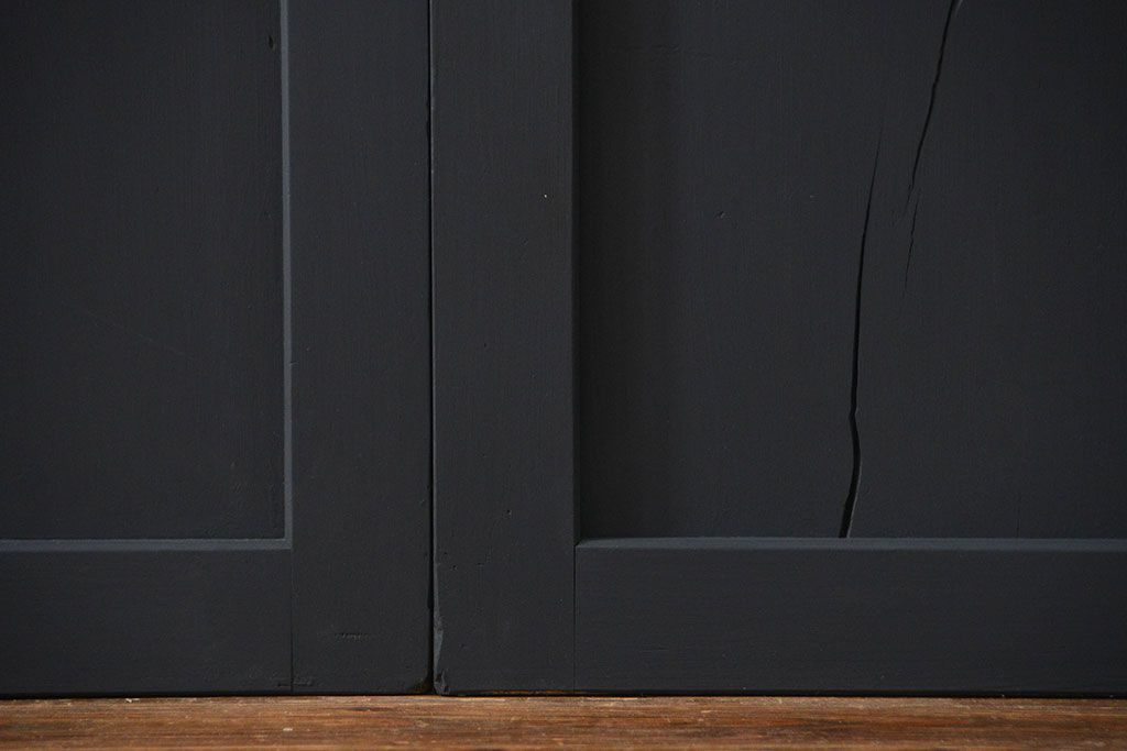 古民具・骨董 艶消しブラック塗装の和モダン時代帯戸4枚セット (時代板戸、引き戸)