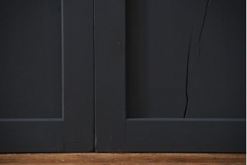 古民具・骨董 艶消しブラック塗装の和モダン時代帯戸4枚セット (時代板戸、引き戸)