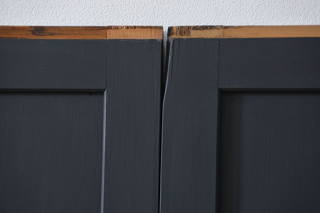 古民具・骨董 艶消しブラック塗装の和モダン時代帯戸4枚セット (時代板戸、引き戸)