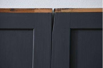 古民具・骨董 艶消しブラック塗装の和モダン時代帯戸4枚セット (時代板戸、引き戸)