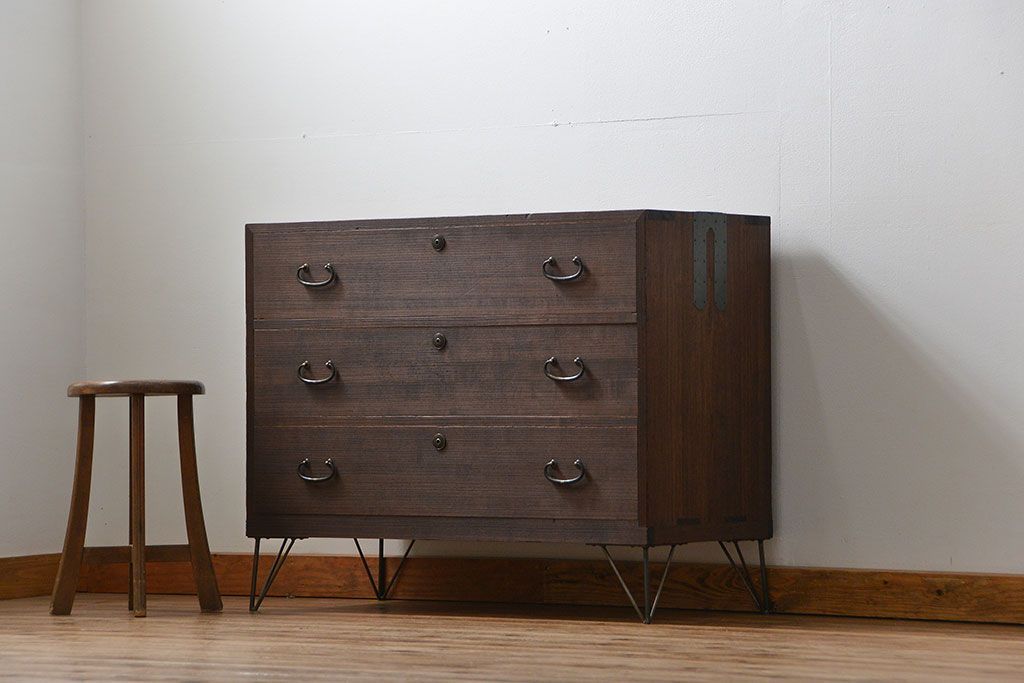 アンティーク家具　アンティーク 上質な造りの桐材鉄脚ローチェスト(1、桐箪笥、桐たんす) (ローボード、桐箪笥、桐たんす)