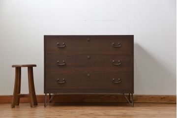 アンティーク家具　アンティーク 上質な造りの桐材鉄脚ローチェスト(1、桐箪笥、桐たんす) (ローボード、桐箪笥、桐たんす)