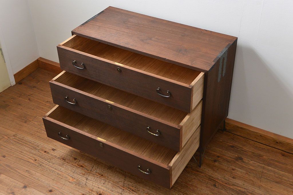 アンティーク家具　アンティーク 上質な造りの桐材鉄脚ローチェスト(1、桐箪笥、桐たんす) (ローボード、桐箪笥、桐たんす)